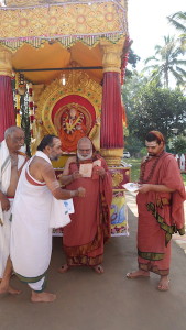 Sringeri Jagadgurus near Sri Shankara Ratha (Shankara Jayanti 2015)