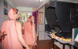 Sri Mahasannidhanam and Sri Sannidhanam inaugurating the state of the art scanning unit at Shankara Advaita Research Centre