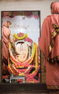 sri_mahasannidhanam_performs_mahamangalarati_during_jeernoddhara_kumbhabhisheka_at_kalabhairava_temple_sringeri_12oct2017